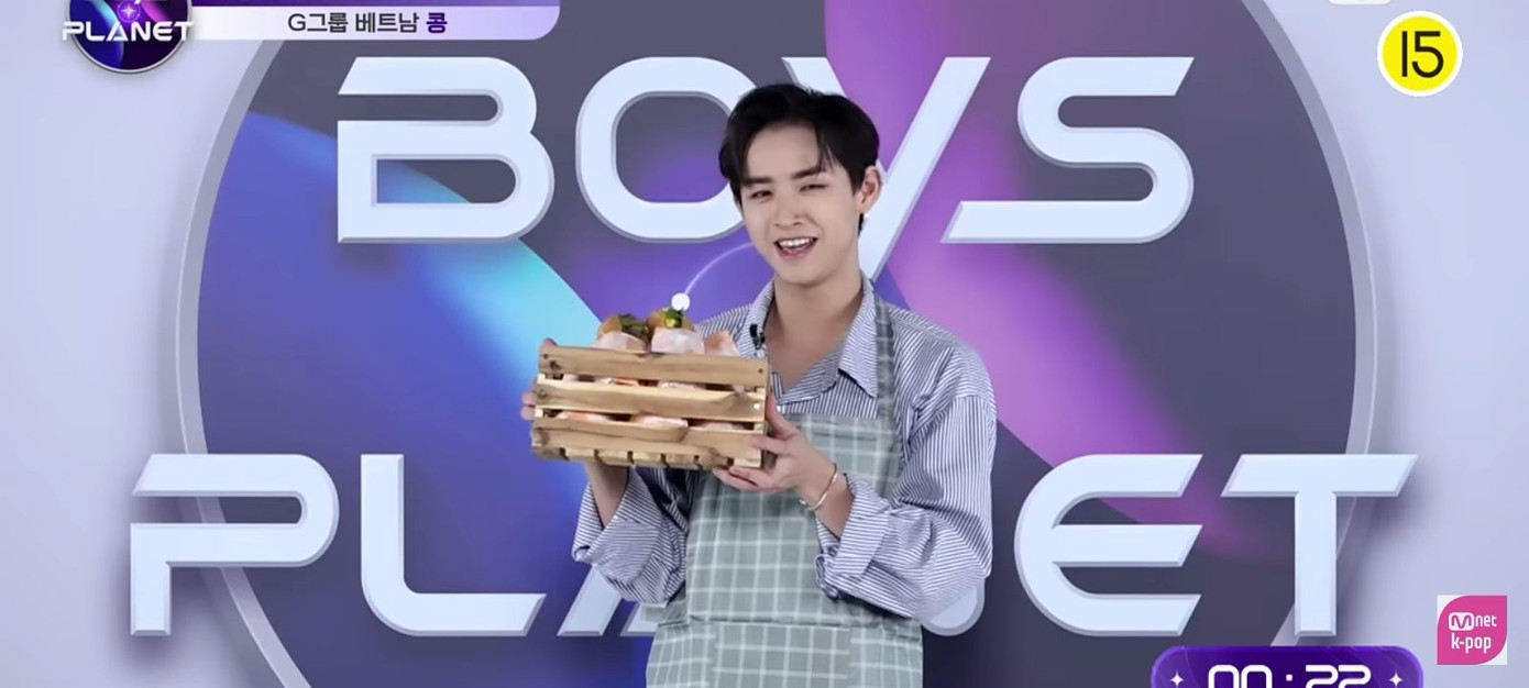 Thành Công còn tranh thủ quảng bá bánh mì Việt trong video giới thiệu.