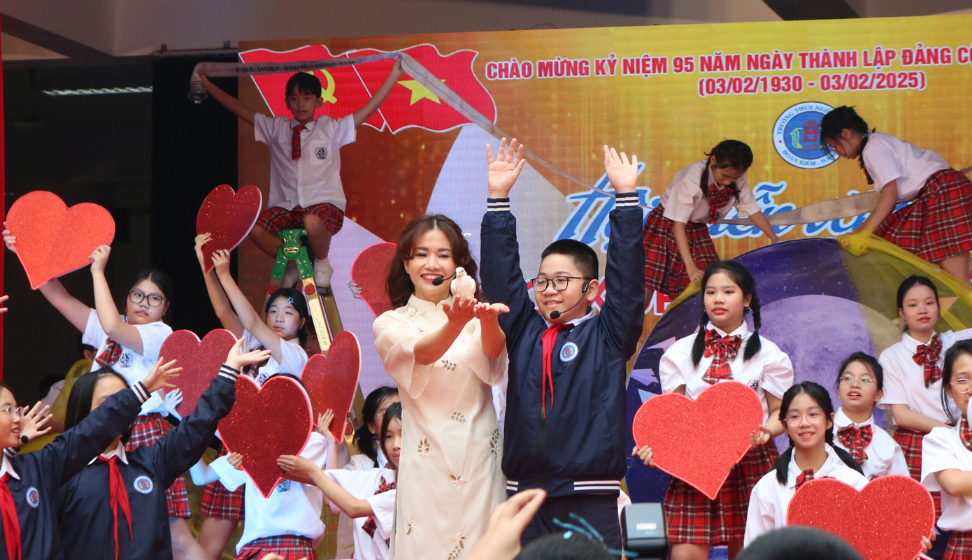 Không chỉ học sinh mà thầy cô, phụ huynh cũng xuất hiện trong một số màn trình diễn. Đây cũng là một tiêu chí cộng điểm trong hội diễn. Không chỉ học sinh mà thầy cô, phụ huynh cũng xuất hiện trong một số màn trình diễn. Đây cũng là một tiêu chí cộng điểm trong hội diễn.