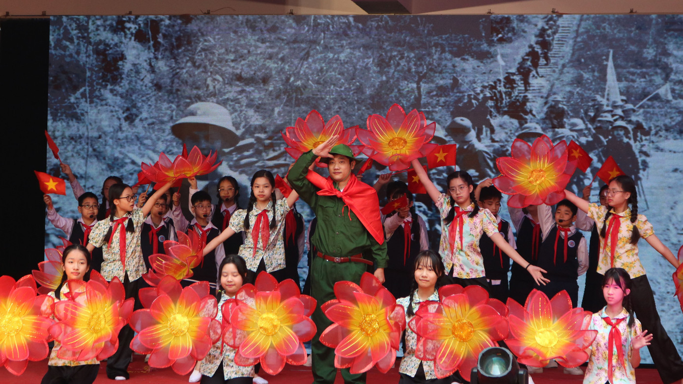 Không chỉ học sinh mà thầy cô, phụ huynh cũng xuất hiện trong một số màn trình diễn. Đây cũng là một tiêu chí cộng điểm trong hội diễn. Không chỉ học sinh mà thầy cô, phụ huynh cũng xuất hiện trong một số màn trình diễn. Đây cũng là một tiêu chí cộng điểm trong hội diễn.