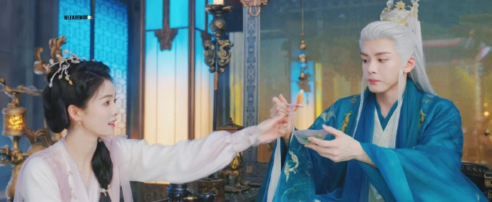 Về trang phục, khán giả cho rằng "thẩm mỹ" của Vu Chính vẫn luôn là điều "bất ổn". Nhưng Lâm Giang Tiên không đến mức "bói không ra" được tạo hình đẹp. Bạch Cửu Tư ở quá khứ trông điển trai hơn hay những lúc A Nguyệt mặc đồ trắng, hồng nhẹ nhàng cũng "dịu mắt".