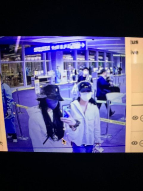 Lisa và Jisoo tại sân bay. Lisa và Jisoo tại sân bay.