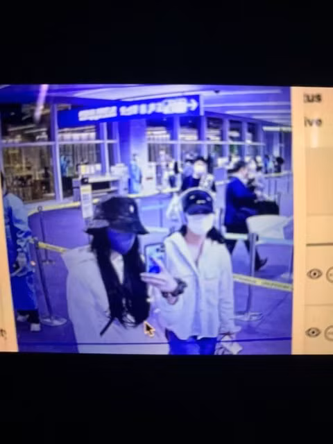 Lisa và Jisoo tại sân bay.