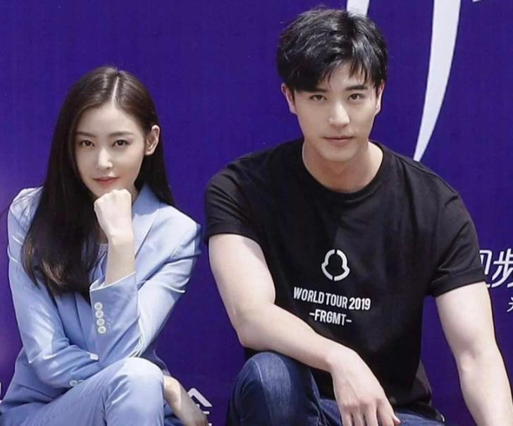 Thời điểm mới lộ tin hẹn hò, Từ Khai Sính được nhận xét là mẫu bạn trai lý tưởng khi luôn quan tâm chăm sóc bạn gái lớn hơn 2 tuổi.