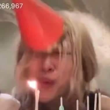 Rosé thổi nến bay luôn cả mũ đang là chiếc meme được nhiều BLINK lưu vội. Rosé thổi nến bay luôn cả mũ đang là chiếc meme được nhiều BLINK lưu vội.
