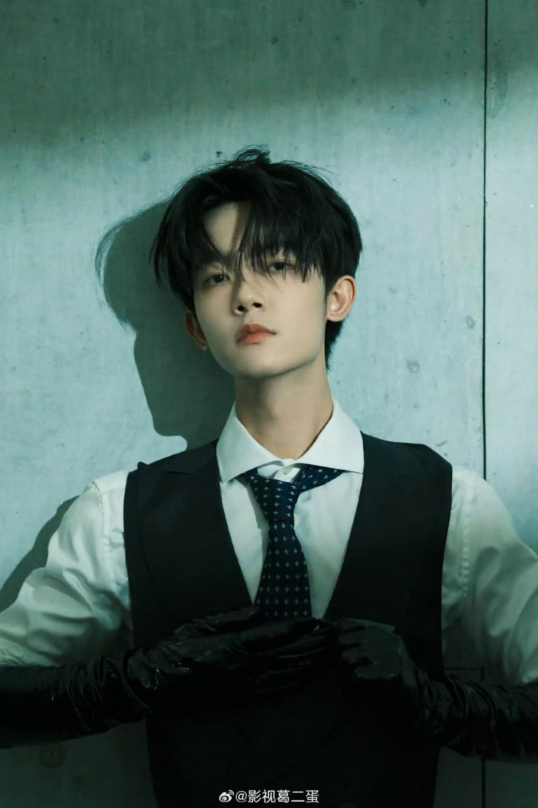 Lý Minh Đức - chàng trai &quot;ồn nhất&quot; C-Biz mấy ngày nay khi đấu tố với đoàn phim Tam Nhân Hành cũng kêu gọi khán giả ủng hộ cho Quốc Sắc Phương Hoa. Anh kể Dương Tử, Lý Hiện đối xử với mình rất tốt. Ba diễn viên từng hợp tác trong Cá Mực Hầm Mật.