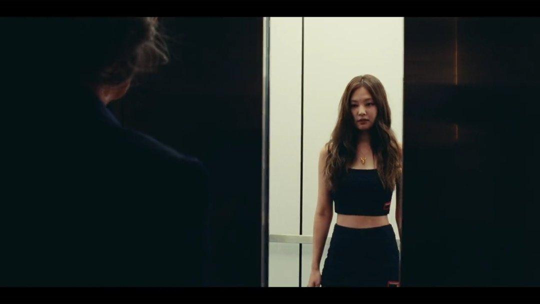 Phân đoạn Jennie đứng trong thang máy với nụ cười nhếch mép khiến fan tin rằng Jennie sẽ vào vai phản diện hoặc một cô gái tinh quái trong The Idol. Phân đoạn Jennie đứng trong thang máy với nụ cười nhếch mép khiến fan tin rằng Jennie sẽ vào vai phản diện hoặc một cô gái tinh quái trong The Idol.