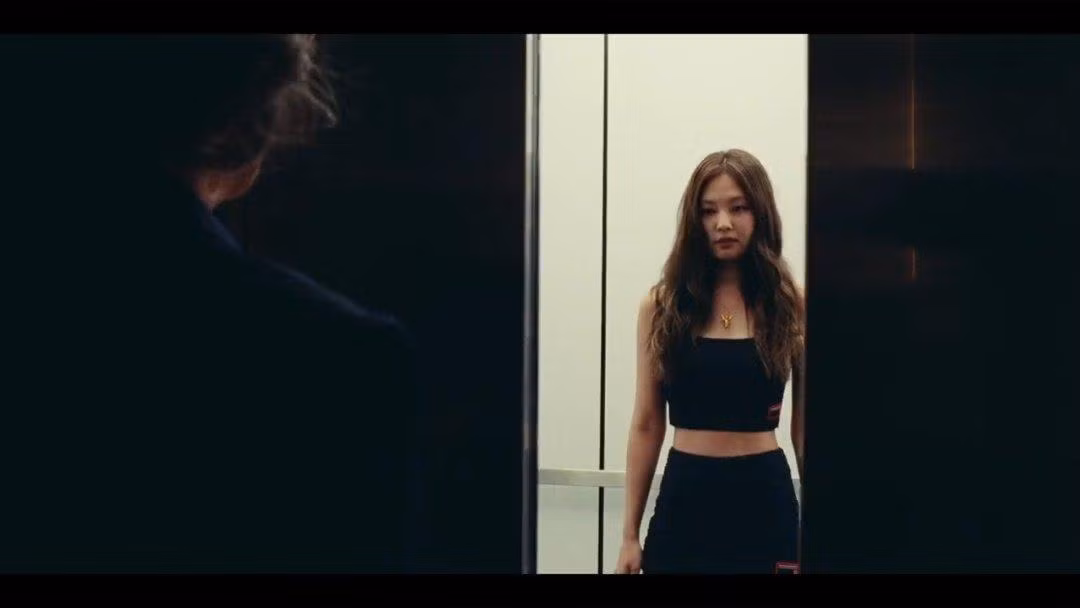 Phân đoạn Jennie đứng trong thang máy với nụ cười nhếch mép khiến fan tin rằng Jennie sẽ vào vai phản diện hoặc một cô gái tinh quái trong The Idol.