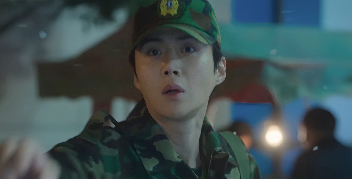 Cuối tập 12 và loạt hình still cuts đã hé lộ một cuộc lột xác visual của Chung Seop. Anh xuất ngũ, cạo râu, cắt tóc, trông bảnh bao, sáng sủa hơn hẳn.