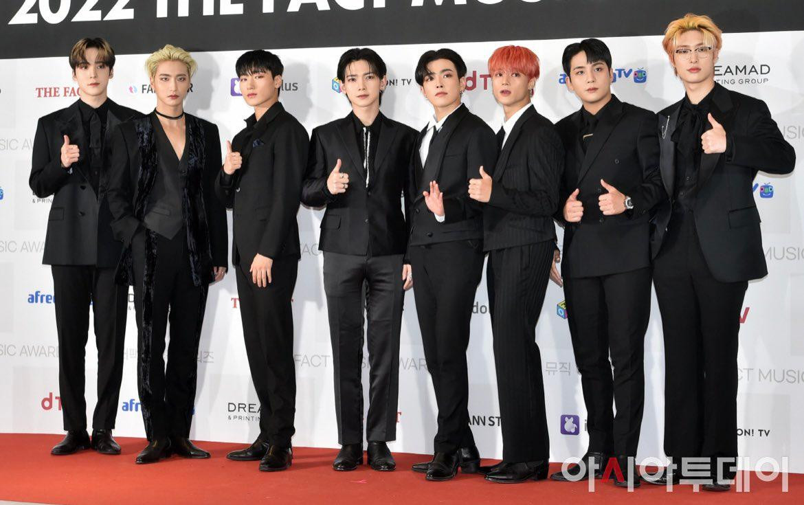 và ATEEZ cũng diện vest đen lịch lãm dự thảm đỏ.