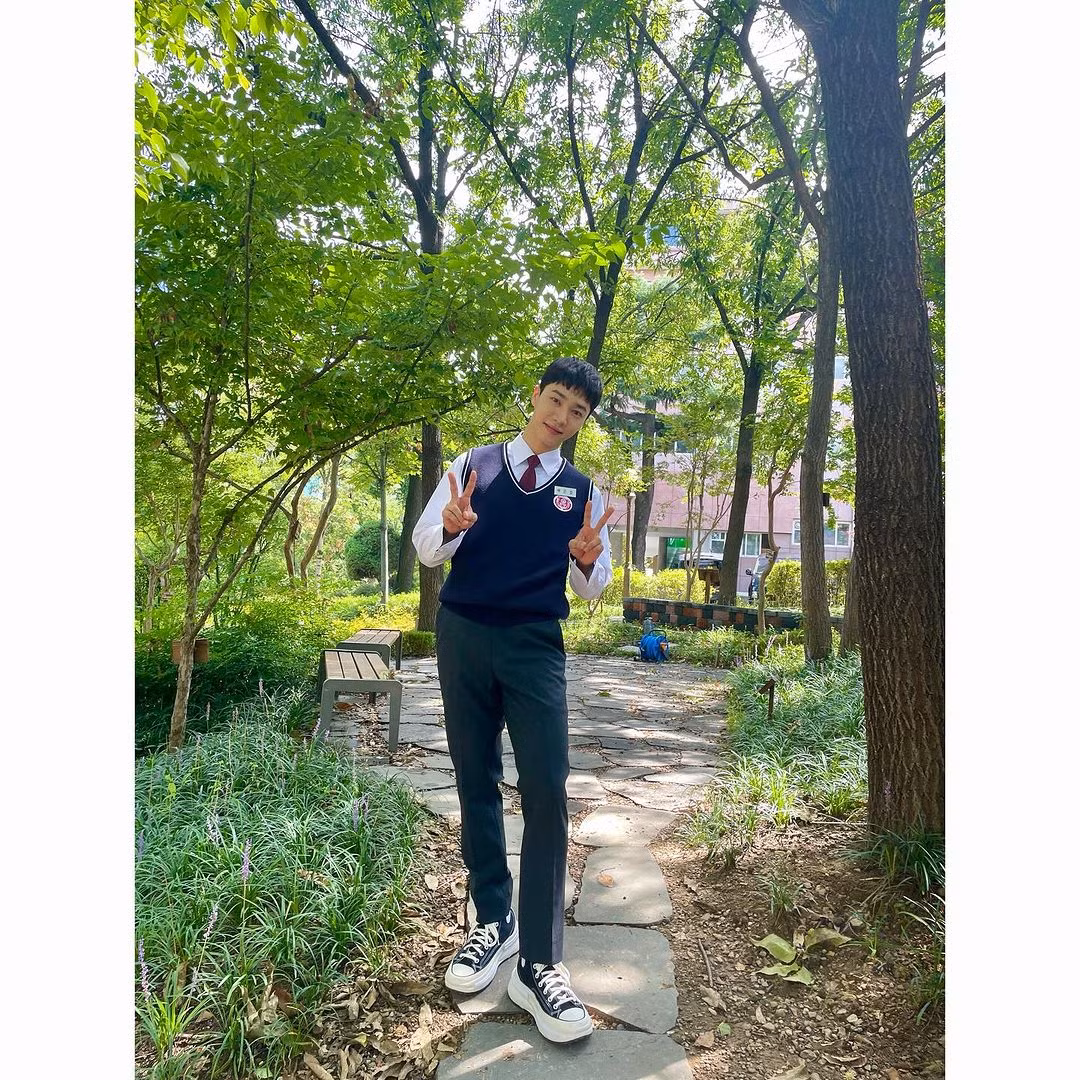 Ngoài 30 tuổi nhưng khoác đồng phục, Gi Kwang vẫn vào vai học sinh Trung học Eun Ho ngọt xớt, không chút "sượng trân".