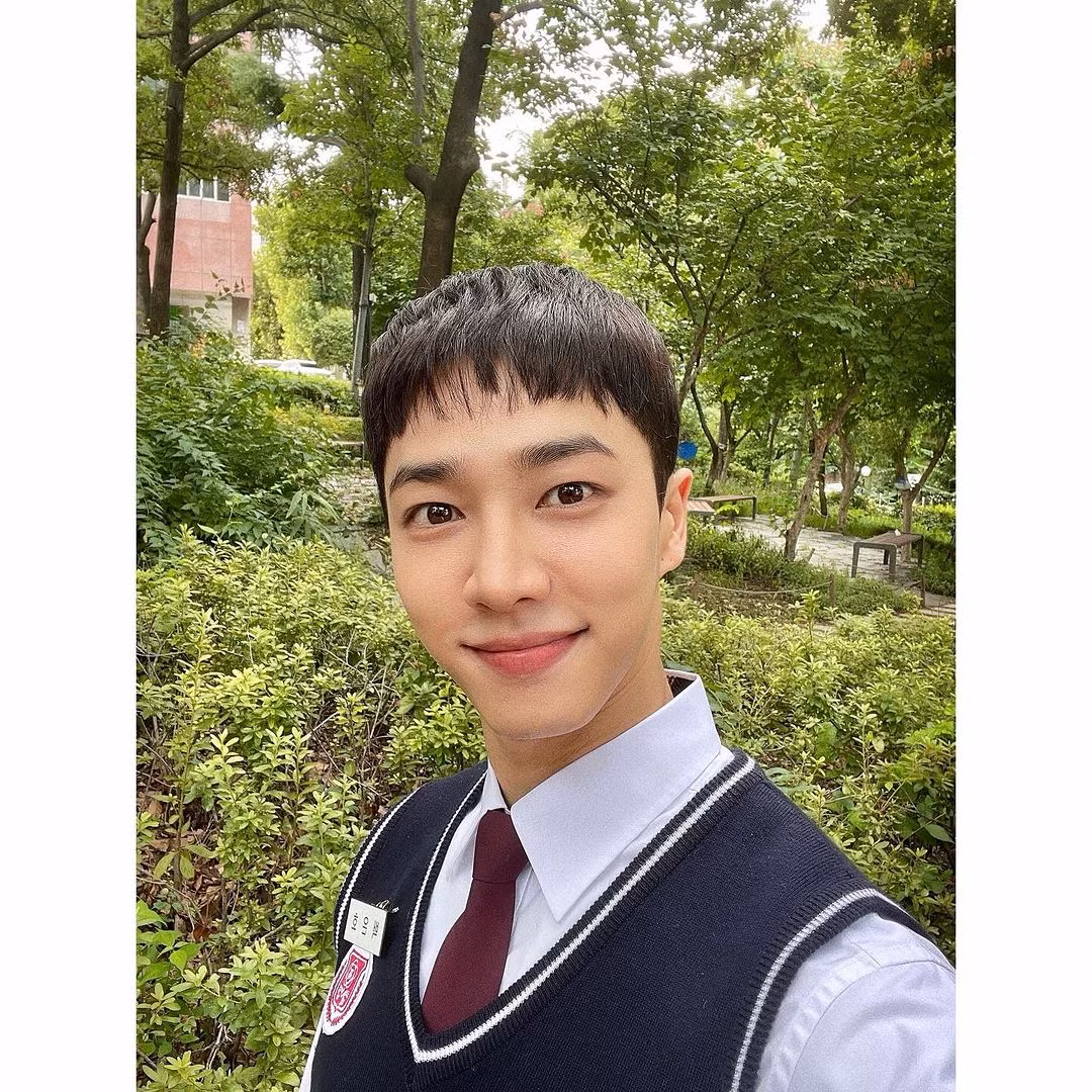 Ngoài 30 tuổi nhưng khoác đồng phục, Gi Kwang vẫn vào vai học sinh Trung học Eun Ho ngọt xớt, không chút "sượng trân".