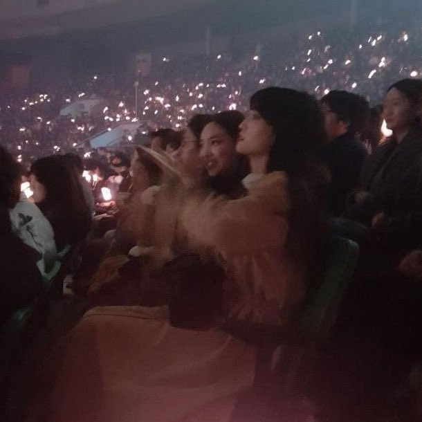 ...Nayeon, Momo (TWICE) được bắt gặp tại khán đài. ...Nayeon, Momo (TWICE) được bắt gặp tại khán đài.