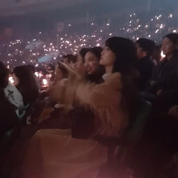 ...Nayeon, Momo (TWICE) được bắt gặp tại khán đài.
