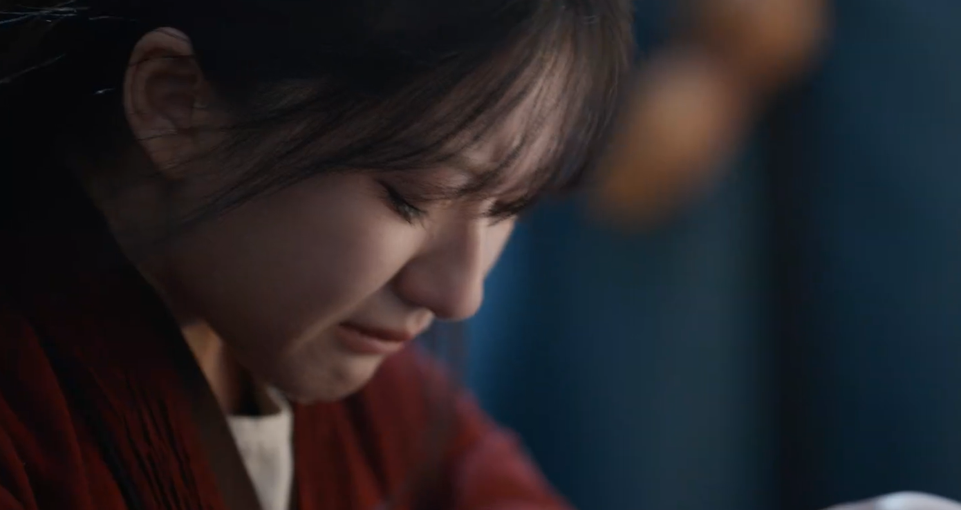 Sau buổi nói chuyện, Đoan Ngọ ra ngoài ngồi lặng đi bật khóc. Trong phòng, Tử Kinh cũng rơi lệ.