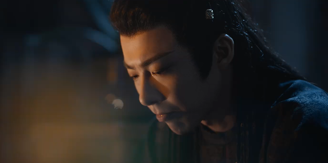 Sau buổi nói chuyện, Đoan Ngọ ra ngoài ngồi lặng đi bật khóc. Trong phòng, Tử Kinh cũng rơi lệ.