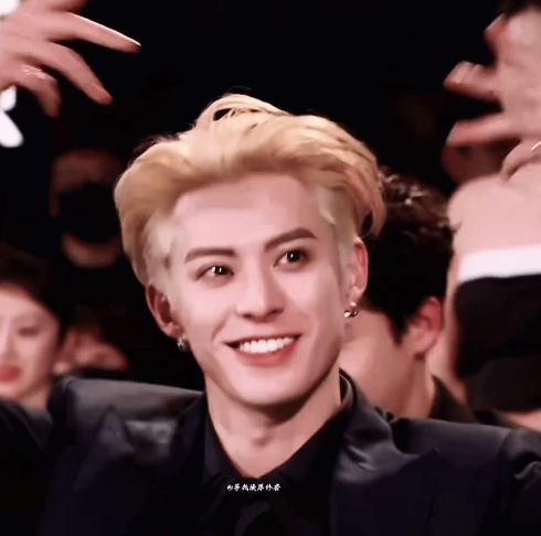 Vương Hạc Đệ nổi bật với màu tóc tẩy, loạt ảnh cận càng cho thấy rõ khí chất như tiểu thiếu gia nổi loạn nhà hào môn.