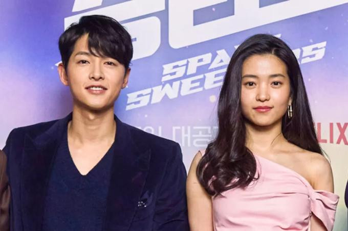 Song Joong Ki và Kim Tae Ri trở nên thân thiết sau khi hợp tác trong bộ phim Space Sweepers (Con Tàu Chiến Thắng). Song Joong Ki và Kim Tae Ri trở nên thân thiết sau khi hợp tác trong bộ phim Space Sweepers (Con Tàu Chiến Thắng).
