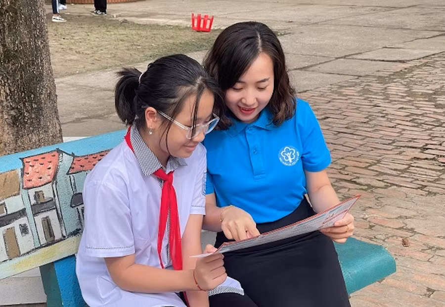 Cán bộ BHYT tuyên truyền, vận động tới từng học sinh hiểu và tham gia BHYT, mục tiêu năm học 2023-2024 tất cả học sinh, sinh viên tham gia gia.