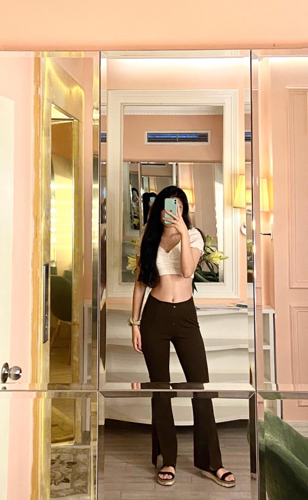 Thùy Chi sở hữu thân hình cân đối, săn chắc.