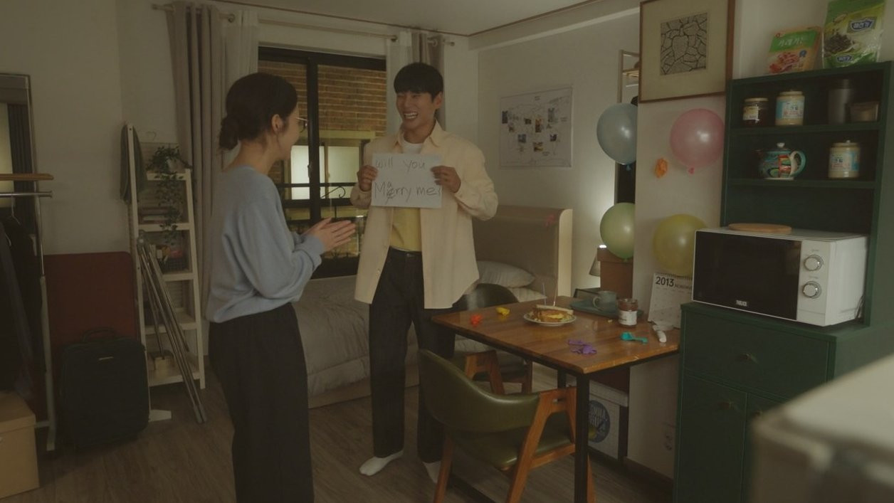 Cảnh cầu hôn trong hồi ức tiền kiếp của Ji Won vừa là đỉnh cao của nỗi bi thương, bị coi thường của đời cô, vừa mang lại tiếng cười nhờ lối diễn tự nhiên, biểu cảm hài hước và pha chữa sai chính tả "đi vào lòng đất" của Park Min Hwan.