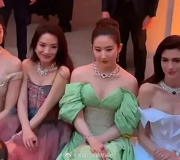 Khoảnh khắc là Weibo &quot;dậy sóng&quot; vì cho rằng Thư Kỳ bị Lưu Diệc Phi &quot;chiếm chỗ&quot;.