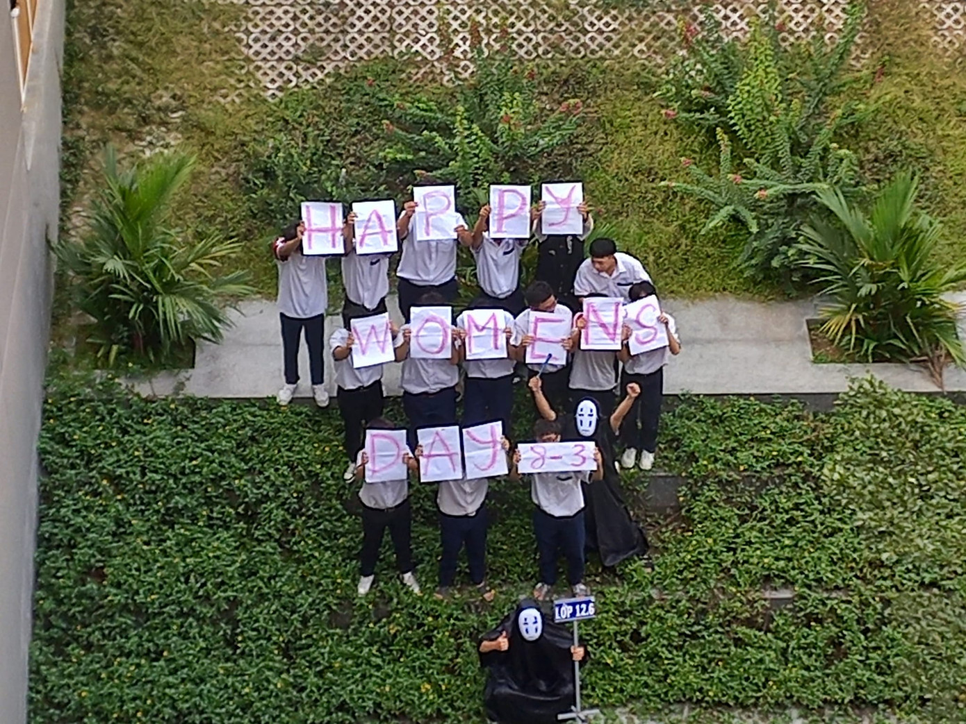 Banner &quot;handmade&quot; đơn giản nhưng đáng yêu của teen. - Ảnh: Minh Khang