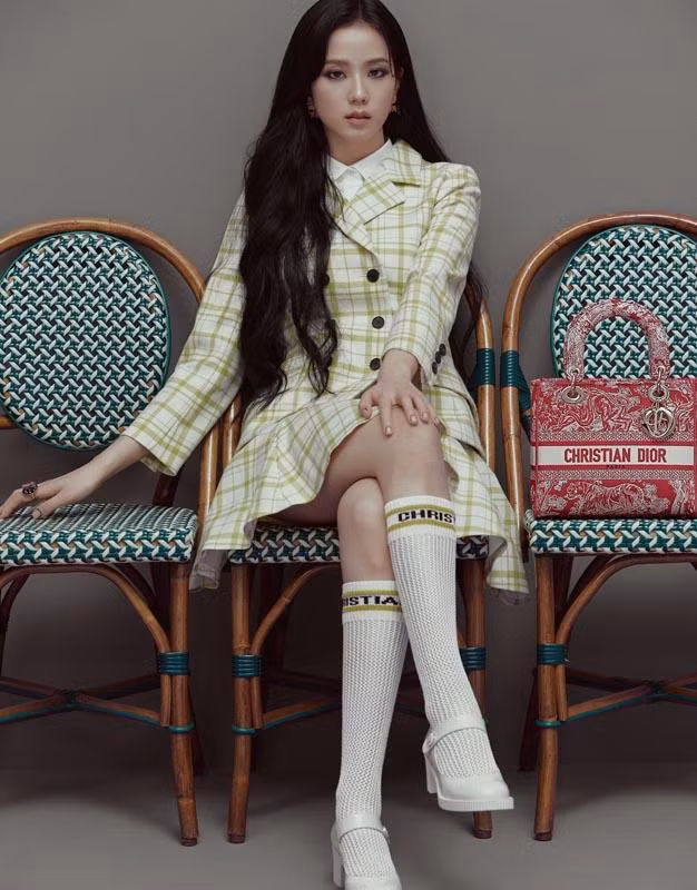Jisoo cũng chính là nguồn cảm hứng cho giám đốc sáng tạo Dior làm nên bộ sưu tập Thu Đông 2021. Jisoo cũng chính là nguồn cảm hứng cho giám đốc sáng tạo Dior làm nên bộ sưu tập Thu Đông 2021.