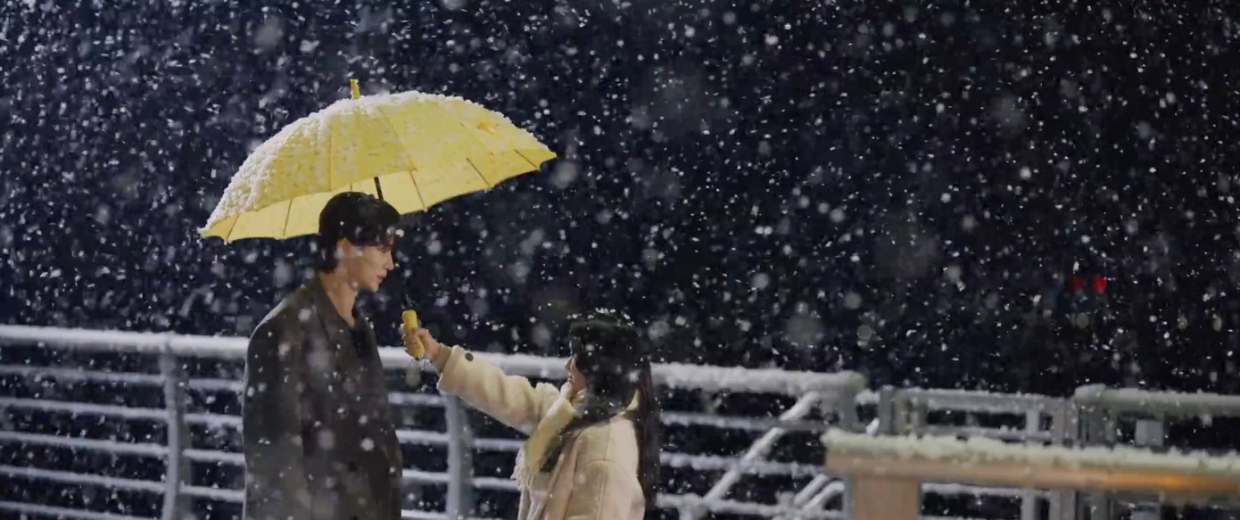 Sol năm 34 tuổi từng chỉ biết Sun Jae là thần tượng đời mình, nay khi trở về sau chuyến du hành quá khứ đã nhận ra anh, bước về phía anh, che ô cho anh như cách mà cô gặp anh lần đầu tiên dưới cơn mưa năm 19 tuổi. Sol năm 34 tuổi từng chỉ biết Sun Jae là thần tượng đời mình, nay khi trở về sau chuyến du hành quá khứ đã nhận ra anh, bước về phía anh, che ô cho anh như cách mà cô gặp anh lần đầu tiên dưới cơn mưa năm 19 tuổi.