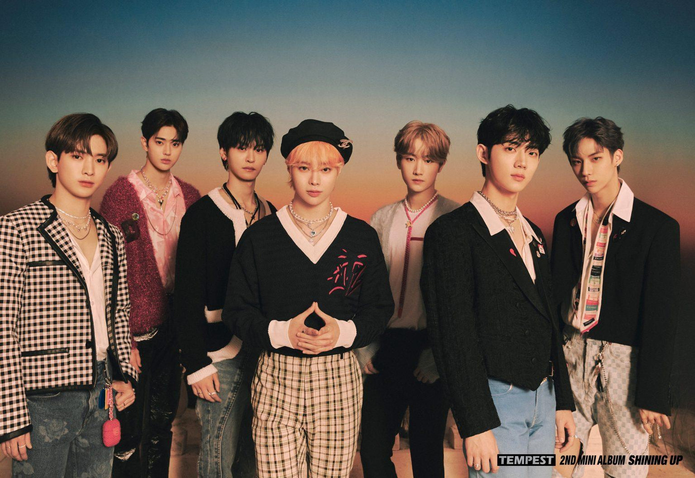 Hanbin đứng vị trí center (trung tâm) cực hút mắt với màu tóc mới.