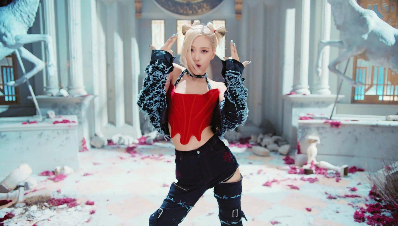 Rosé gây bất ngờ với tạo hình đa dạng, thử sức với nhiều kiểu tóc độc-lạ trong Pink Venom. Rosé gây bất ngờ với tạo hình đa dạng, thử sức với nhiều kiểu tóc độc-lạ trong Pink Venom.