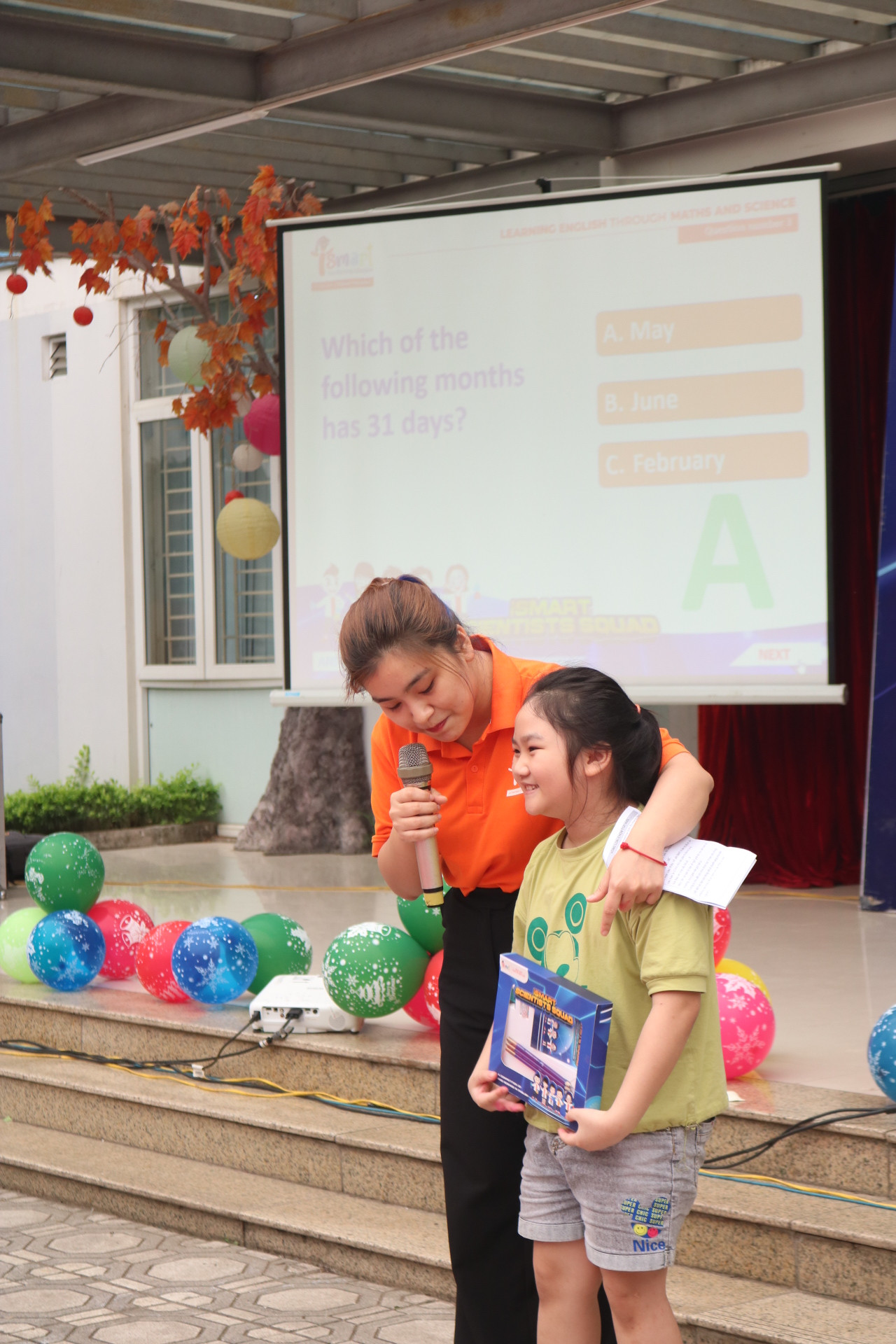 Niềm hạnh phúc không thể giấu trên gương mặt của bạn Anna khi nhận được phần quà đặc biệt cho câu trả lời chính xác. Niềm hạnh phúc không thể giấu trên gương mặt của bạn Anna khi nhận được phần quà đặc biệt cho câu trả lời chính xác.