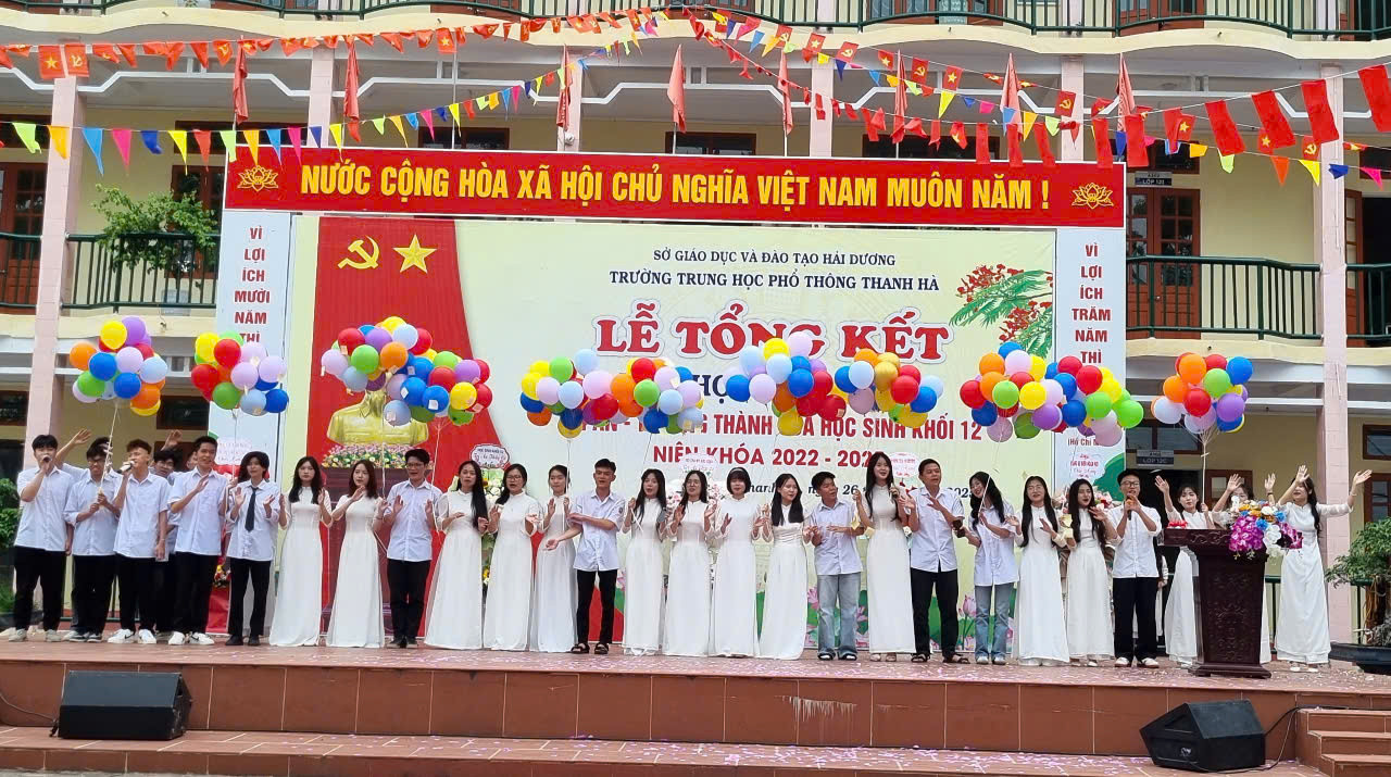 Màn thả bóng bay mang theo những điều ước của học sinh trong lễ tổng kết năm học 2024-2025.