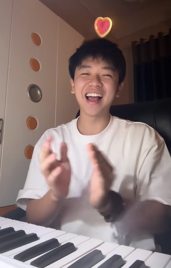 Rời "cuộc họp" chung, Hà Còi trở về kênh cá nhân, tiếp tục chương trình văn nghệ. Rời "cuộc họp" chung, Hà Còi trở về kênh cá nhân, tiếp tục chương trình văn nghệ.