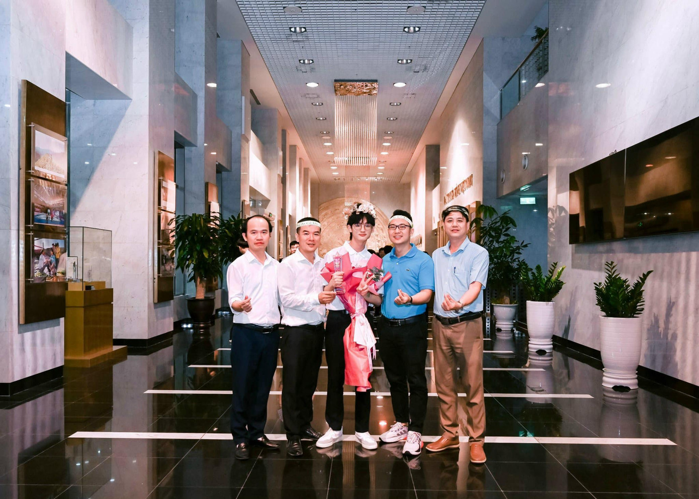 Phú An nổi bật với vóc dáng và nhan sắc trong loạt ảnh chụp ảnh lưu niệm sau khi giành vòng nguyệt quế cùng bạn bè và thầy cô. - Ảnh: Tô Hiệu confessions