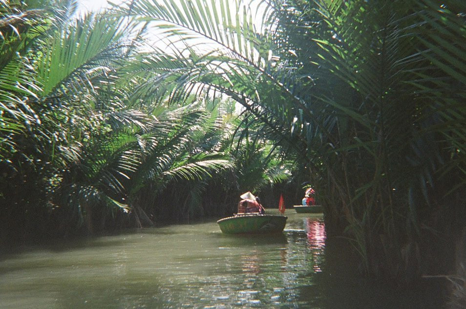 Cô cùng gia đình tới thưởng thức đồ uống ở một vài quán cà phê nổi tiếng tại Đà Nẵng và Hội An, dạo chơi ở rừng dừa Bảy Mẫu...