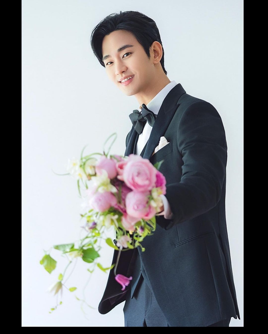 Chú rể Baek Hyun Woo bảnh bao nhưng ảnh cá nhân của cô dâu vẫn chưa thấy đâu.