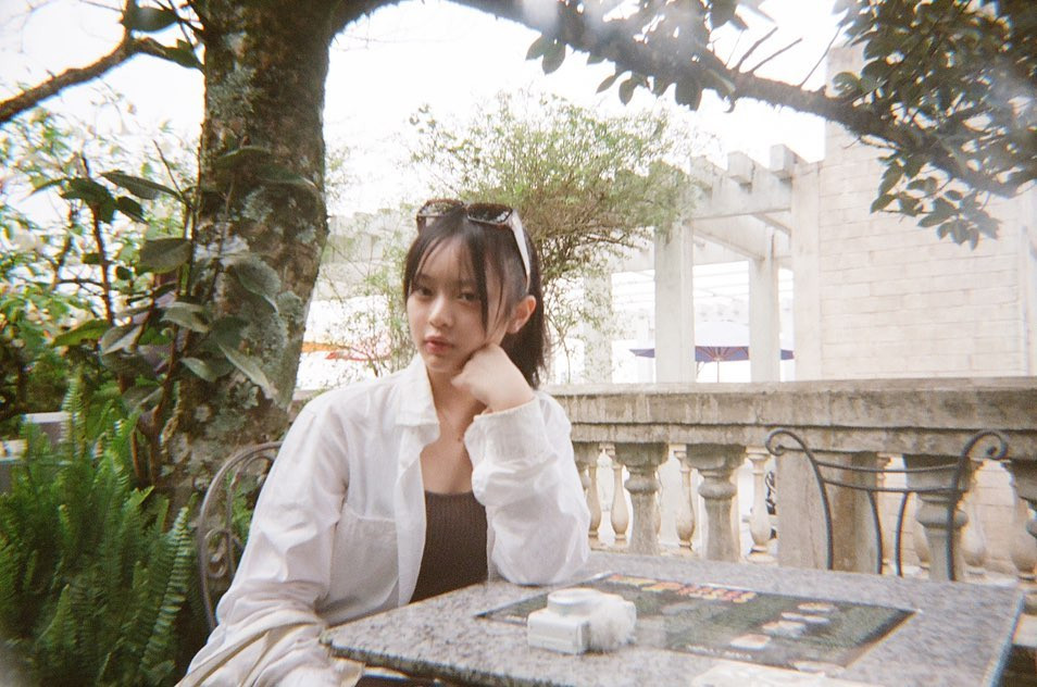 Cô cùng gia đình tới thưởng thức đồ uống ở một vài quán cà phê nổi tiếng tại Đà Nẵng và Hội An, dạo chơi ở rừng dừa Bảy Mẫu...