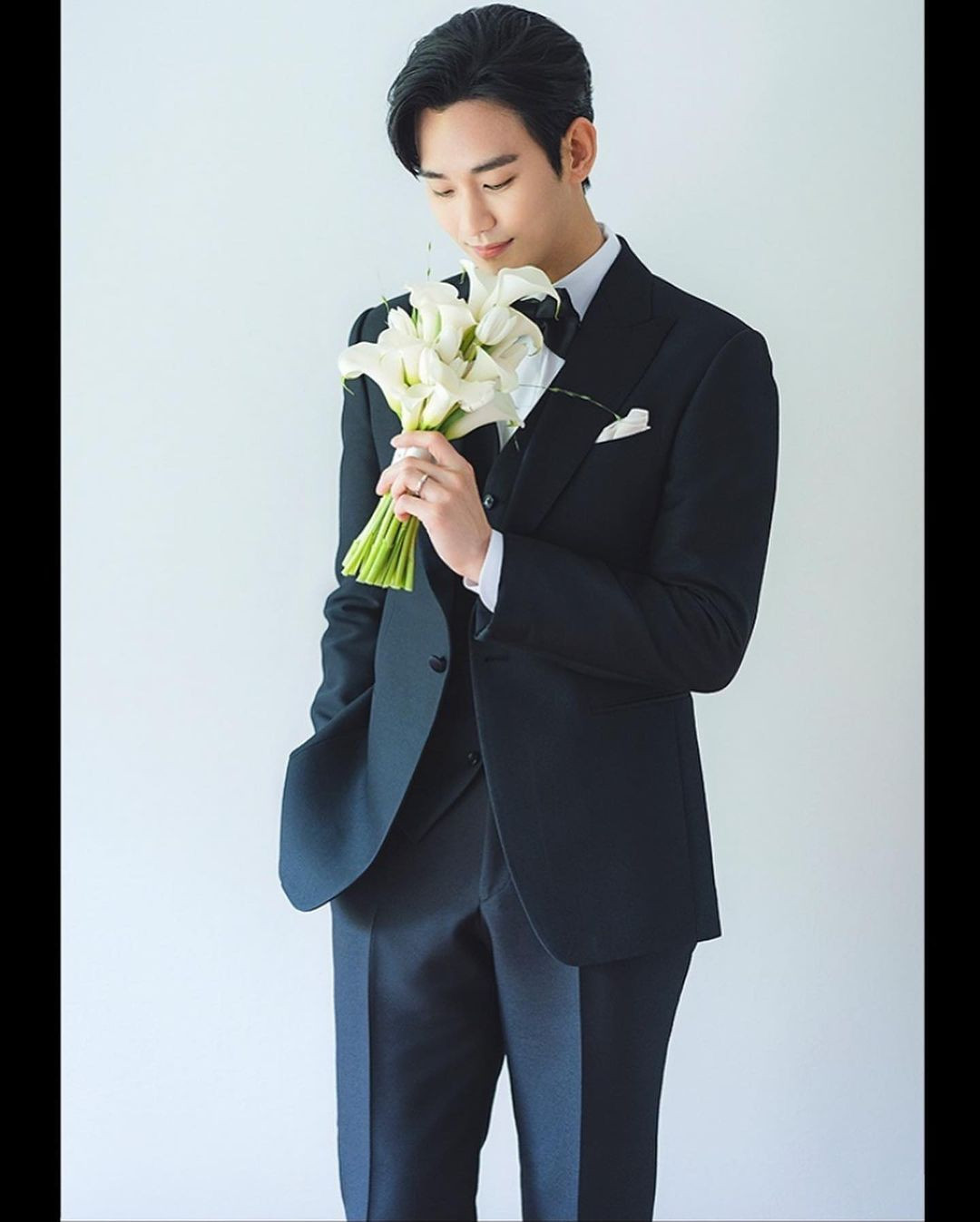 Chú rể Baek Hyun Woo bảnh bao nhưng ảnh cá nhân của cô dâu vẫn chưa thấy đâu.