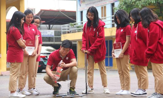 Học sinh trường THPT Hữu nghị Quốc tế trong một tiết học thực hành. Ảnh: Website trường