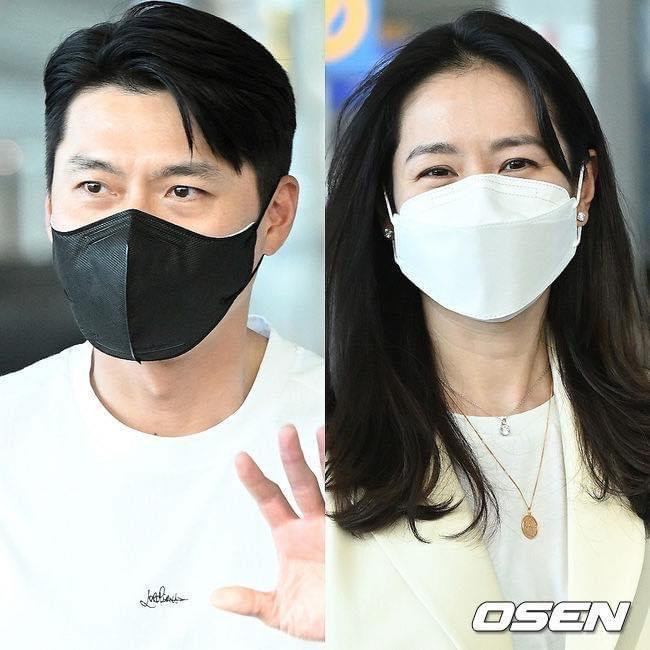 Hyun Bin và Son Ye Jin tươi tắn tại sân bay. Cả hai di chuyển bằng phương tiện riêng biệt, Hyun Bin đến trước bà xã khoảng 10 phút để tránh tập trung sự chú ý.