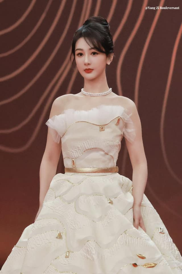 Trang phục đi thảm đỏ thứ hai của Dương Tử nhận được nhiều lời khen hơn. Trang phục đi thảm đỏ thứ hai của Dương Tử nhận được nhiều lời khen hơn.