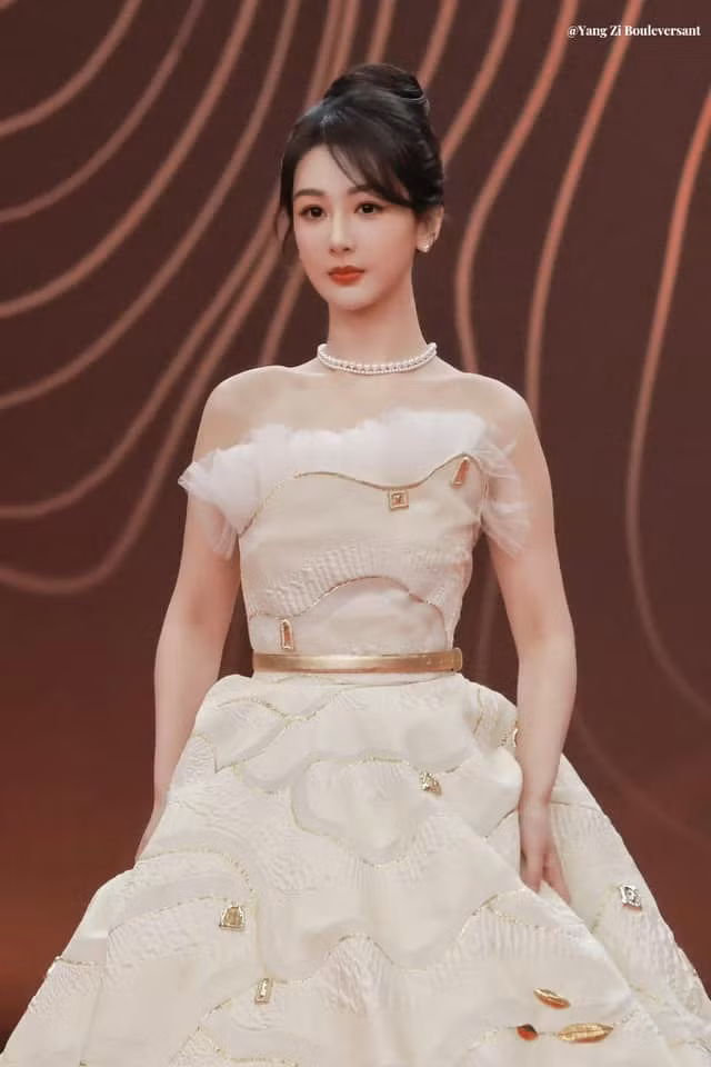 Trang phục đi thảm đỏ thứ hai của Dương Tử nhận được nhiều lời khen hơn.