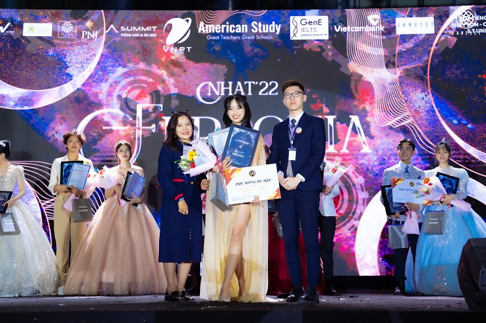 Bùi Minh Phương, cô bạn lớp 12 Oxford đạt AAA AS Level (nằm trong Top 5% điểm Tâm lý cao nhất thế giới, nằm trong Top 6% điểm Toán cao nhất thế giới và nằm trong Top 15% điểm Kinh doanh cao nhất thế giới) là Đại sứ học vấn.