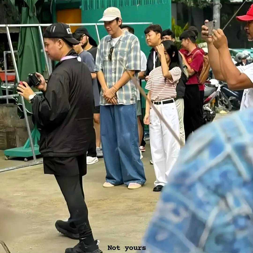 Lee Kwang Soo và Hoàng Hà được bắt gặp quay phim. Lee Kwang Soo và Hoàng Hà được bắt gặp quay phim.