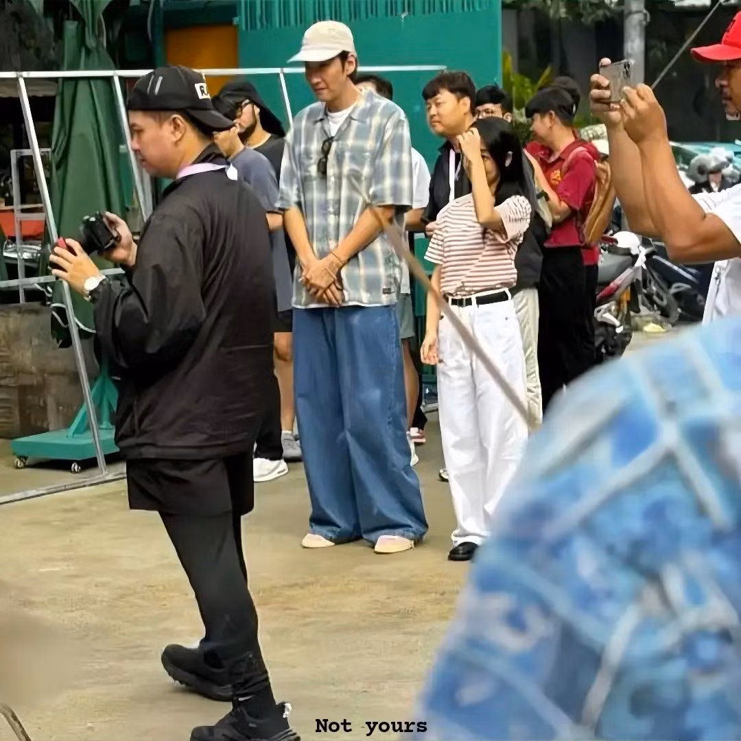 Lee Kwang Soo và Hoàng Hà được bắt gặp quay phim.
