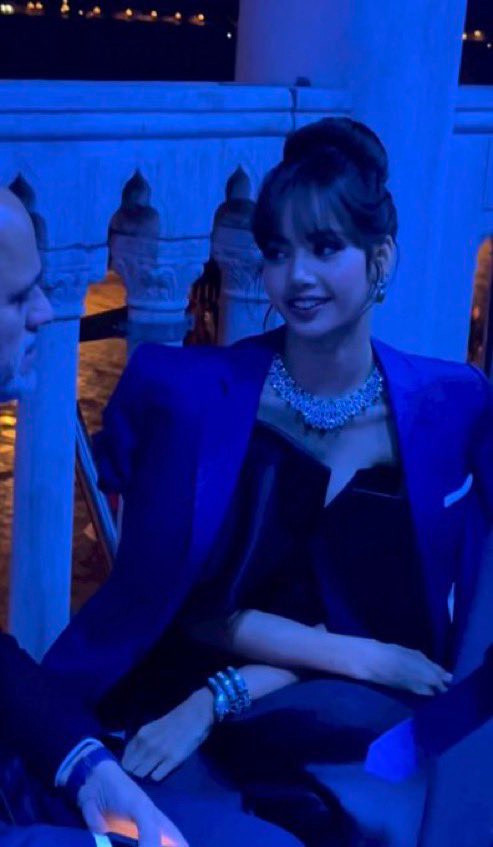 Người hâm mộ ví von bức ảnh này Lisa xinh đẹp như một nàng công chúa trong chiếc vương miện vô hình.