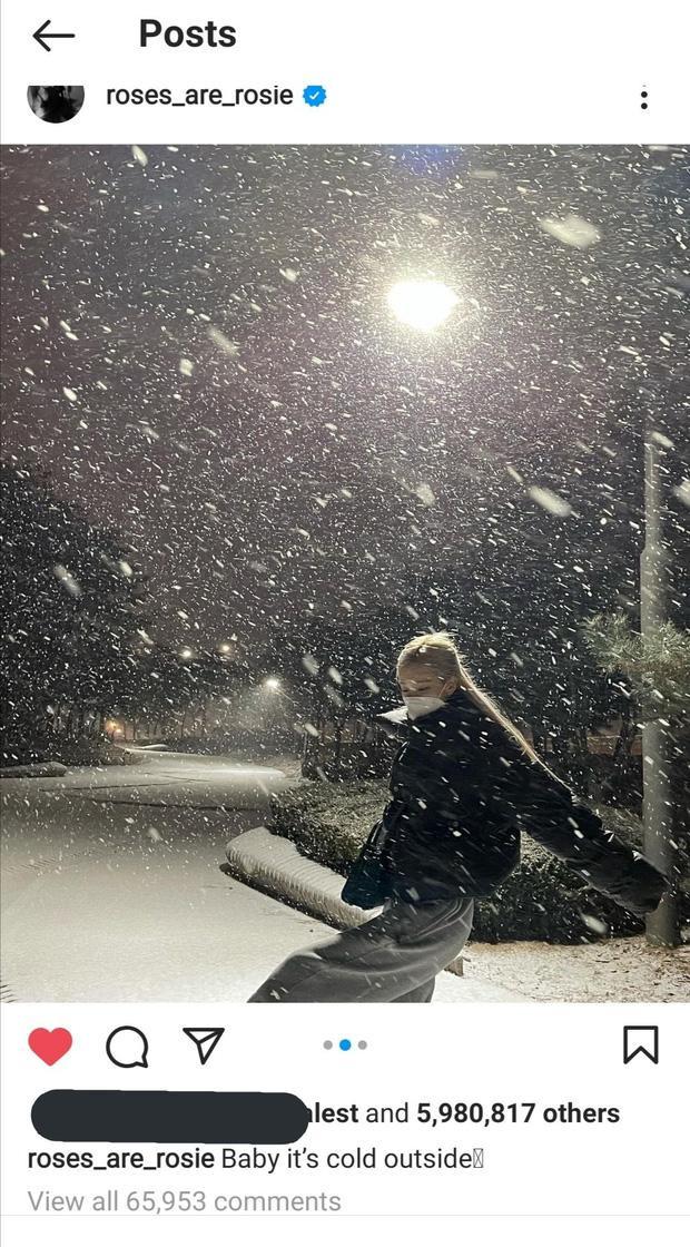 Dòng caption được Rosé cập nhật: "Người hỡi, ngoài trời đang lạnh lắm." Dòng caption được Rosé cập nhật: "Người hỡi, ngoài trời đang lạnh lắm."