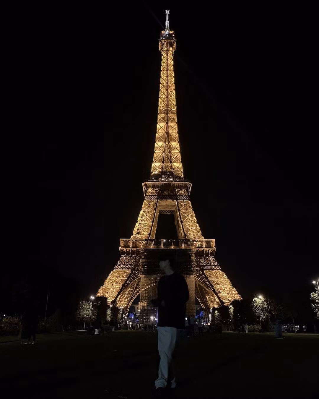 Mark check-in tại tháp Eiffel...