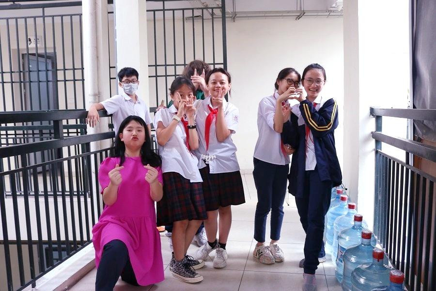 Teen giả cô giáo để &quot;đột nhập&quot;, gây bất ngờ cho cô.