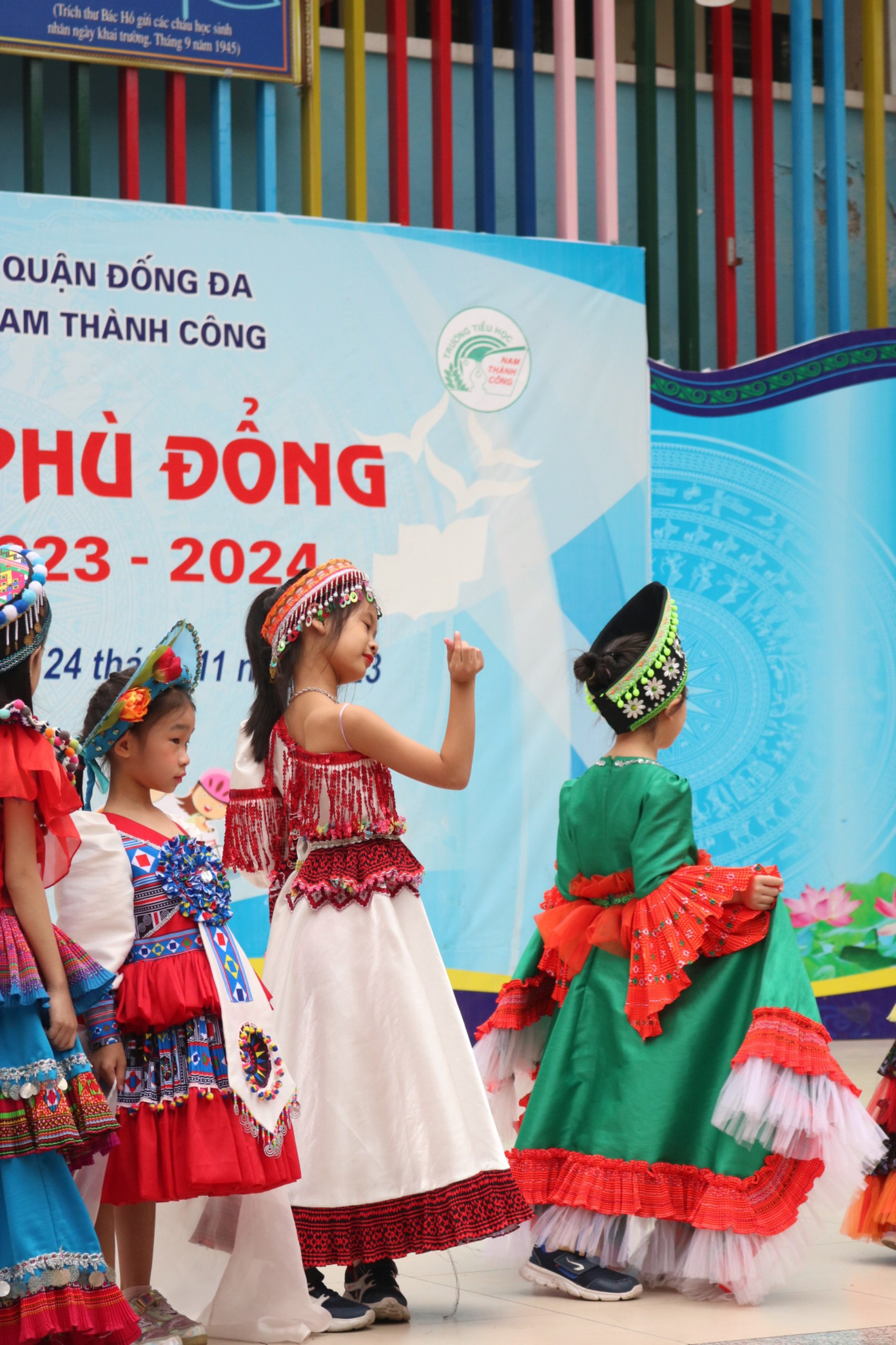 Người mẫu nhí không quên "bắn tim" tới khán giả cũng đang "thả tim" bên dưới.